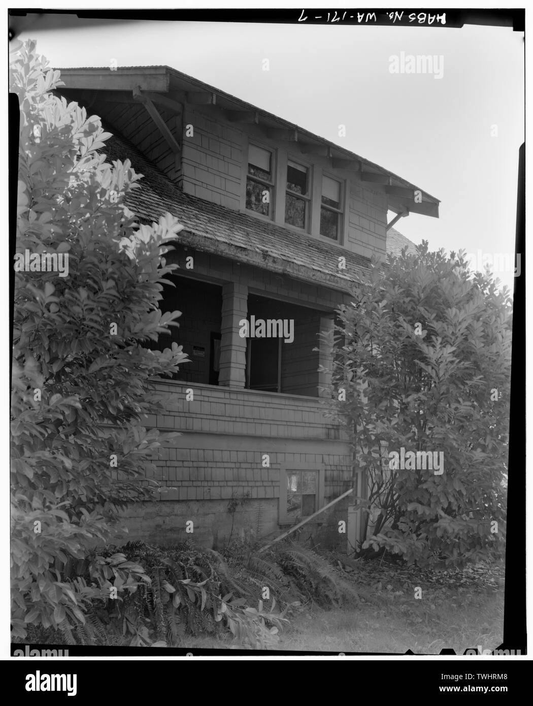 Capannone con tetto dormer e portico di dettaglio, ANTERIORE - Quinault Ranger's Residence, Quinault Recreation Area, Quinault, Grays Harbor County, WA; Fromme, R L Foto Stock