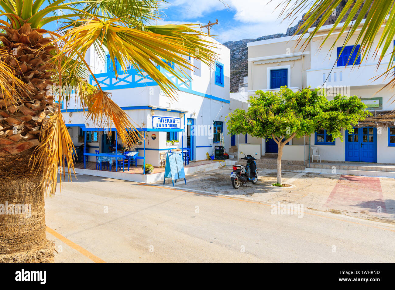 FINIKI PORTA, isola di Karpathos - Sep 30, 2018: tipica taverna greca sulla strada di Finiki village, Karpathos Island, Grecia. Foto Stock