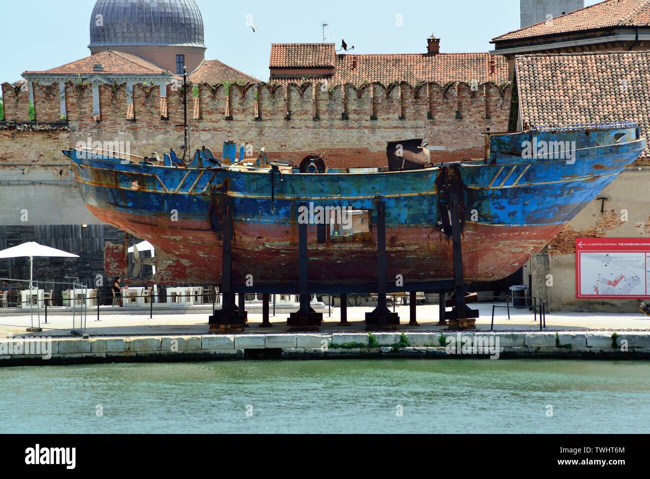 Venezia, Biennale 2019 : Barca Nostra il relitto della barca da pesca,che affondò vicino l'isola di Lampedusa nel 2015, dove più di 700 migranti morti, Foto Stock