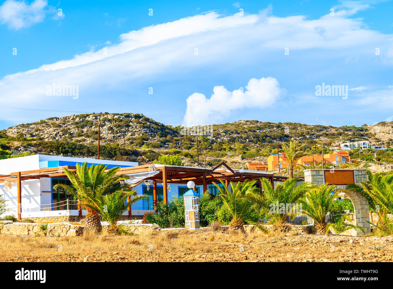 Bellissima villa per le vacanze e il giardino tropicale nel villaggio di Ammopi, Karpathos Island, Grecia Foto Stock