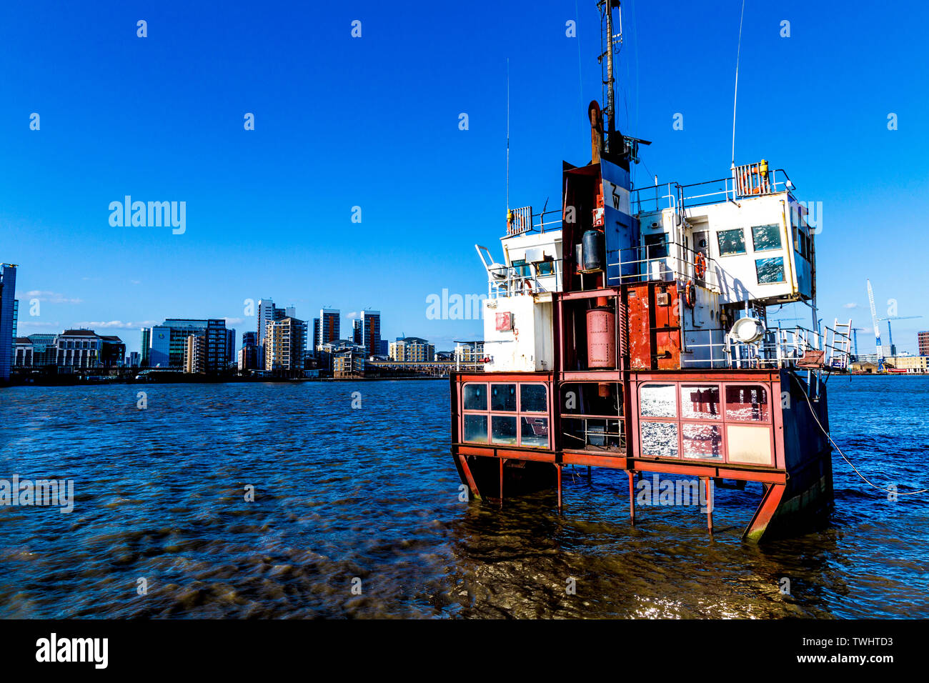 "Una fetta di realtà" (2000) di Richard Wilson, una sezione a fette di una draga ad aspirazione di sabbia, parte della linea Art Walk, Greenwich, London, Regno Unito Foto Stock