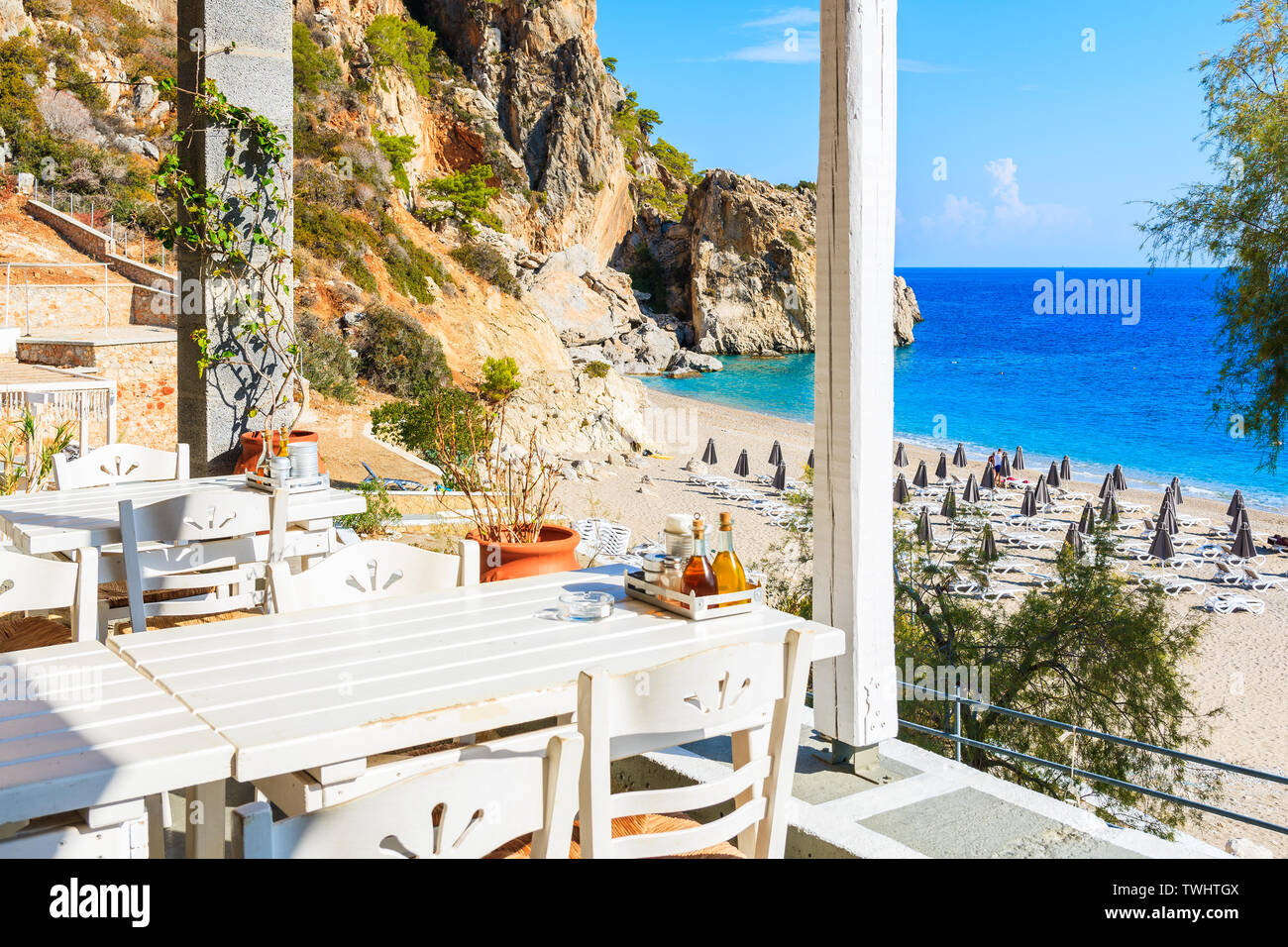 Le tabelle in tipica taverna greca sulla Kyra Pynagia beach, Karpathos Island, Grecia Foto Stock