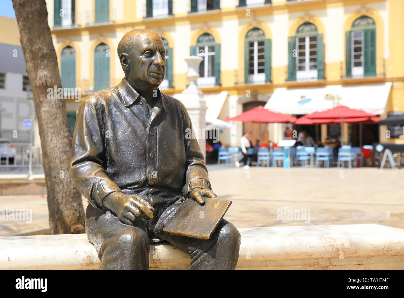 Statua di bronzo di Pablo Picasso, seduta su una panchina, in Plaza de la Merced, adiacente alla sua vecchia casa di famiglia, nella città di Malaga, Spagna, Europa Foto Stock