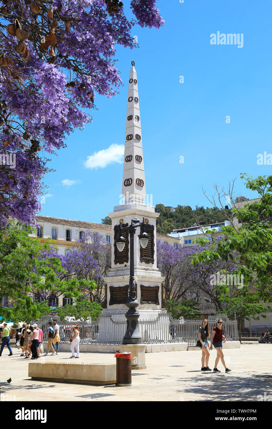 Il neo-classico obelisco dedicato a Torrijos, nella storica piazza di Plaza de la Merced nel centro della città di Malaga, in Spagna, Europa Foto Stock