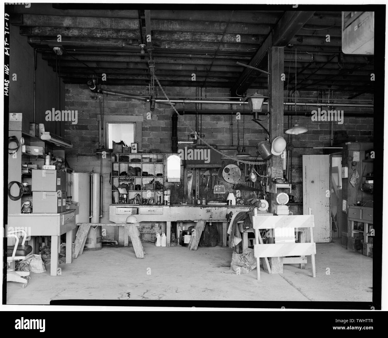 SHOP AREA DI LAVORO; metro di serbatoi di prova nell'angolo sinistro; Ingresso all impianto di trattamento delle acque A DESTRA - Hardin città opere idriche, 101 East Fourth Street, Hardin, Big Horn County, MT Foto Stock