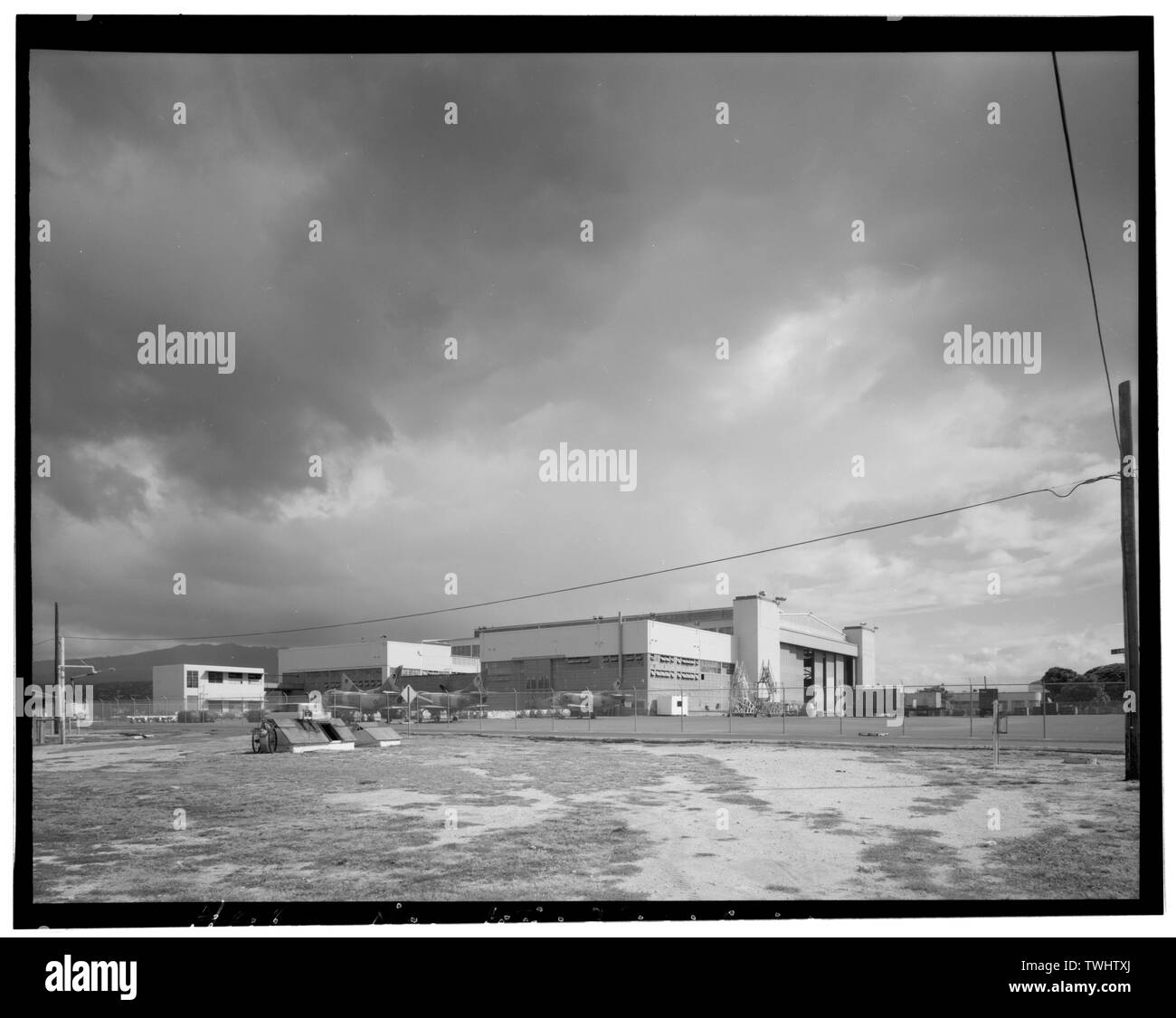 Negozi, hangar e sezioni Ufficio dell'edificio, vista guardando verso nord. - Naval Air Station Barbieri punto, montaggio e riparazione Shop, tra Enterprise Avenue e Wright, Midway e Langley strade, Ewa, Honolulu County, HI Foto Stock