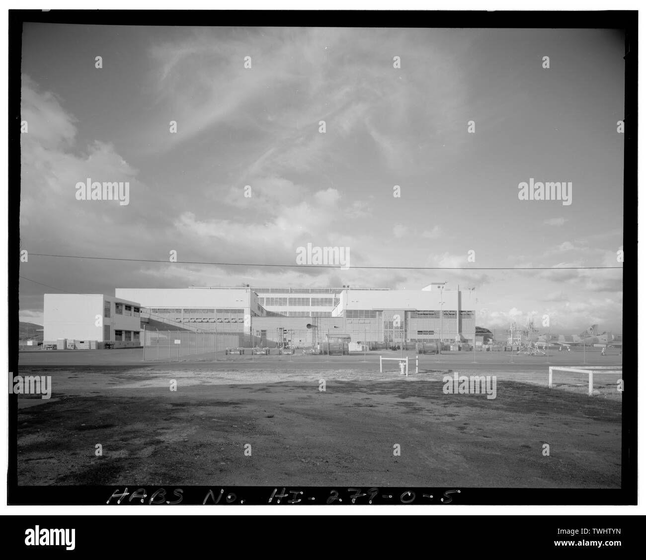 Negozi sulla estremità sud-ovest dell'edificio, vista rivolta verso nord-nord-est. - Naval Air Station Barbieri punto, montaggio e riparazione Shop, tra Enterprise Avenue e Wright, Midway e Langley strade, Ewa, Honolulu County, HI Foto Stock