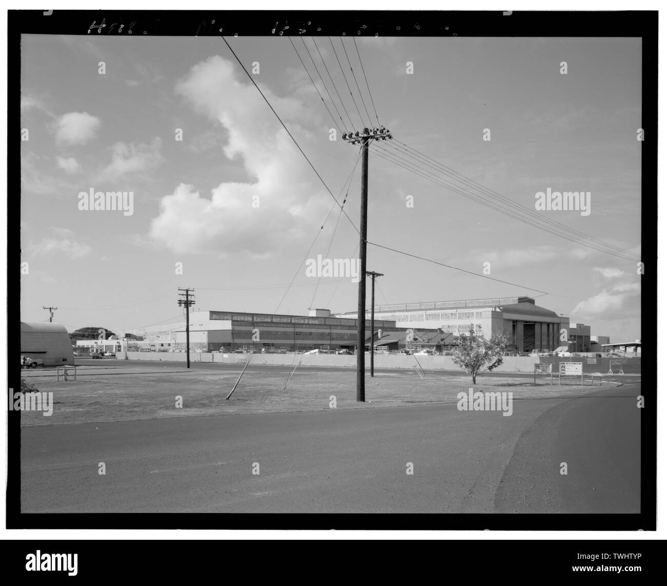 Negozi e hangar sezioni di edificio, VISTA DA ENTERPRISE STREET, vista verso sud-sudest. - Naval Air Station Barbieri punto, montaggio e riparazione Shop, tra Enterprise Avenue e Wright, Midway e Langley strade, Ewa, Honolulu County, HI Foto Stock