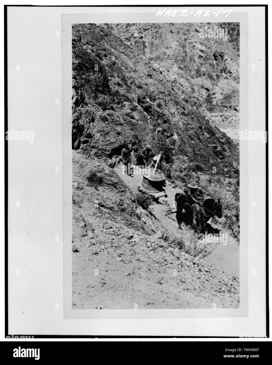 Che mostra il metodo di slittino vento cavo verso il basso YAKI SENTIERO PER IL PONTE, peso del cavo e il tamburo circa 2200 libbre - Kaibab Trail ponte di sospensione, che attraversano il fiume Colorado e il Grand Canyon, Coconino County, AZ Foto Stock