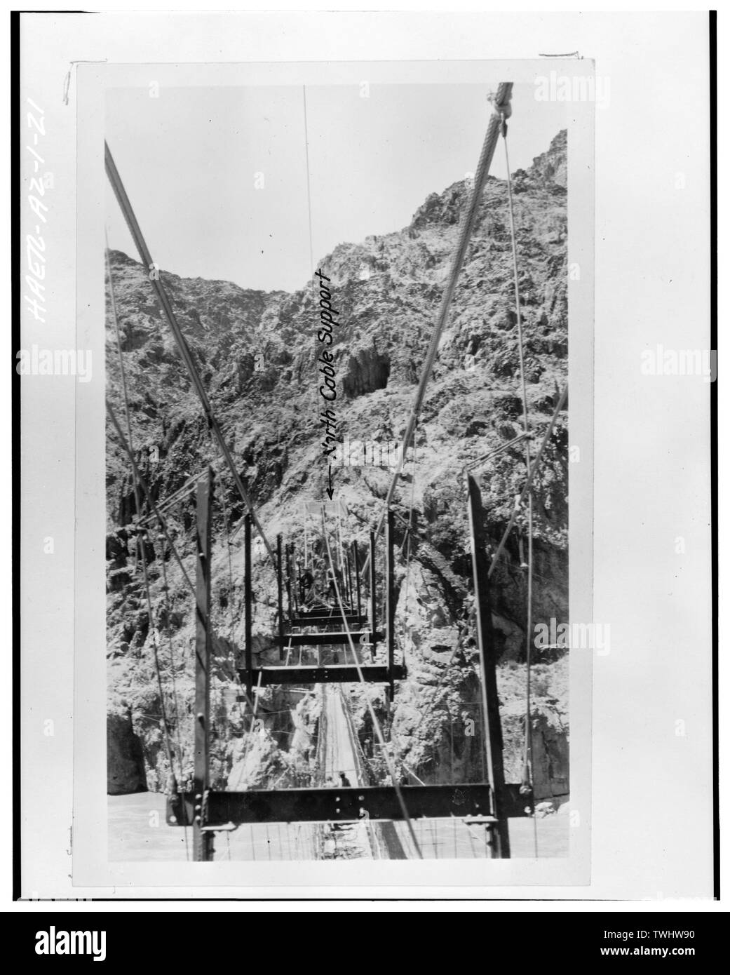 Mostra sullo specchio di poppa e la staffa di fissaggio. Vista guardando a Nord - Kaibab Trail ponte di sospensione, che attraversano il fiume Colorado e il Grand Canyon, Coconino County, AZ Foto Stock