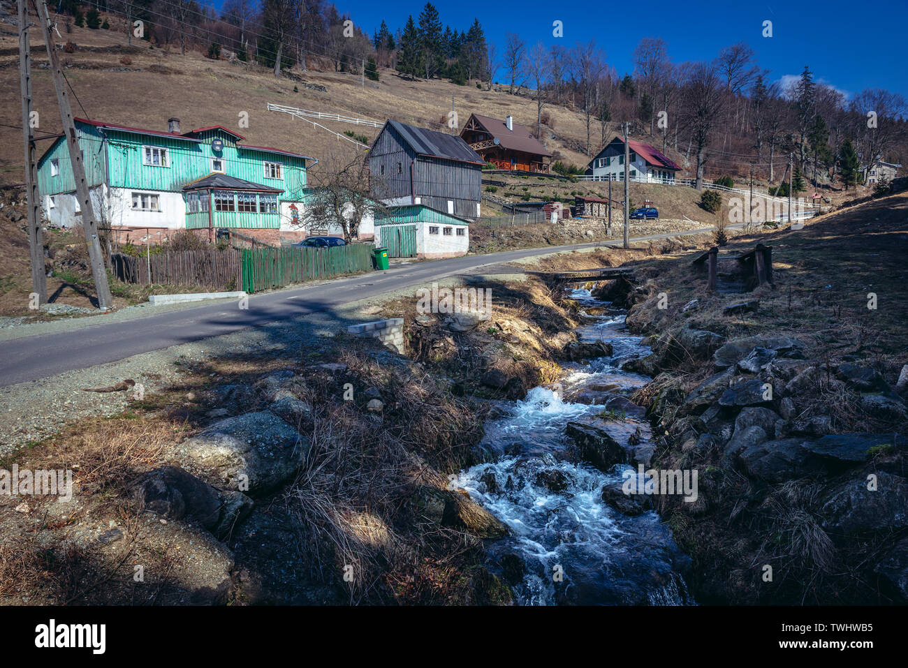 Sokolec village nel Parco Paesaggistico di sanguinose Sowie (Owl montagne) mountain range in Central Sudetes, Polonia Foto Stock