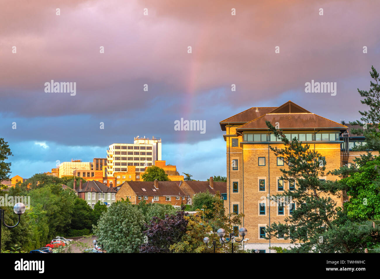 Una debole rainbow oltre il poligono area nel centro della città di Southampton 2019, Southampton, Hampshire, Inghilterra, Regno Unito Foto Stock