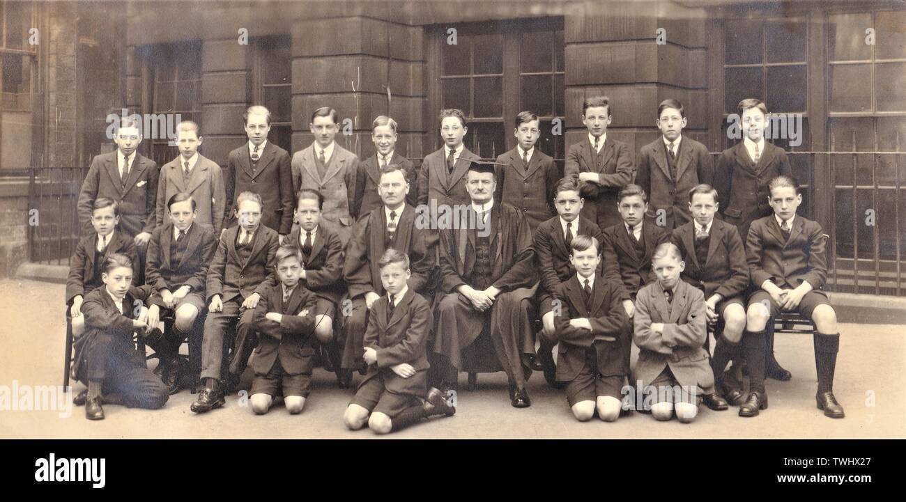 Vintage foto in bianco e nero di ragazzi e preside a un ragazzo scuola prep, 1950s? Foto Stock