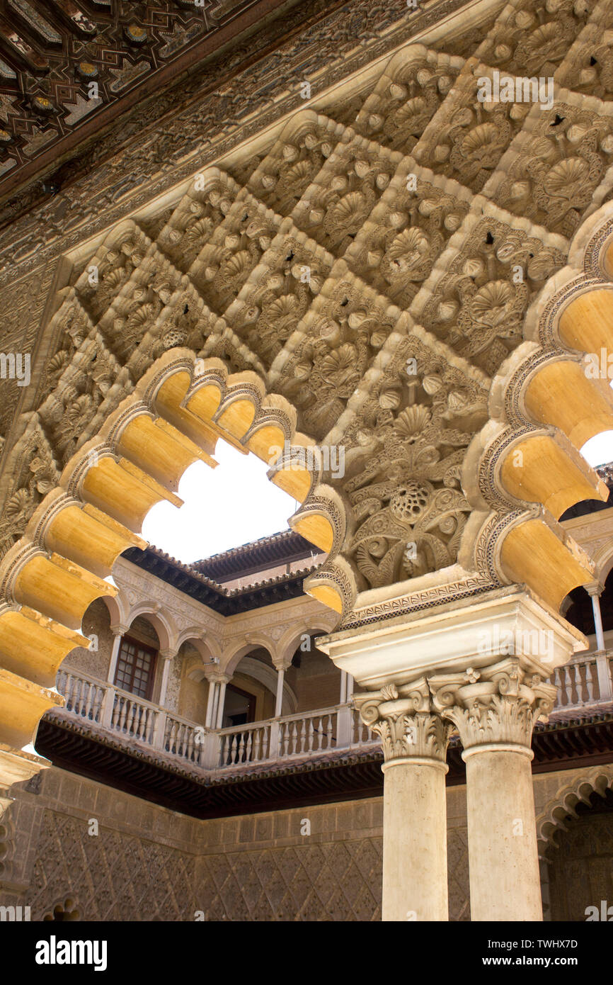 L'Alcazar di Siviglia, un palazzo reale costruito da castigliani dopo la conquista cristiana di Siviglia da Musulmani e Cristiani Mudéjar architettura. Foto Stock