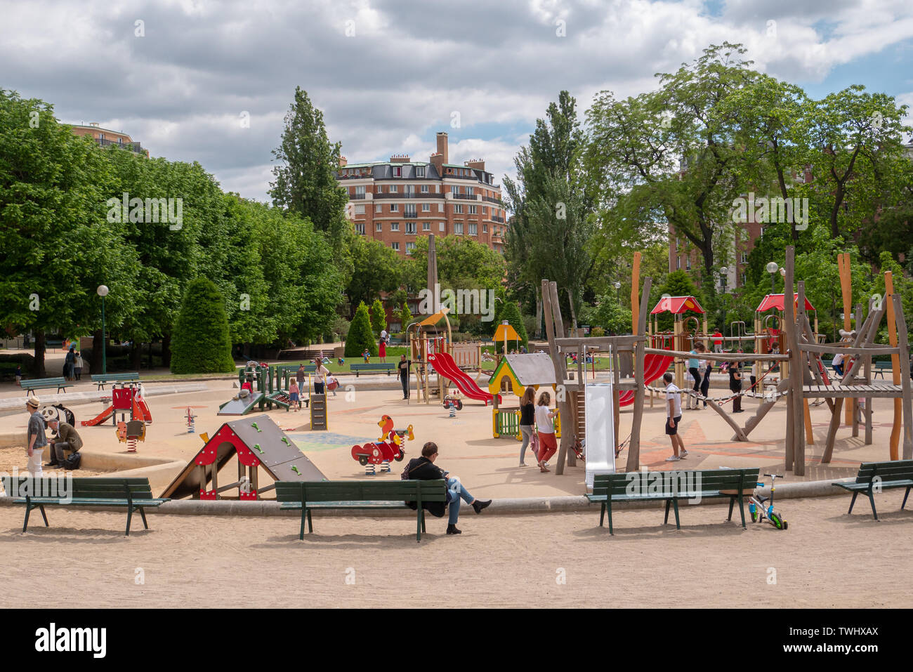 Parigi, Francia - 31 Maggio 2019: il Sarah Bernhardt Square a Parigi Francia. Foto Stock