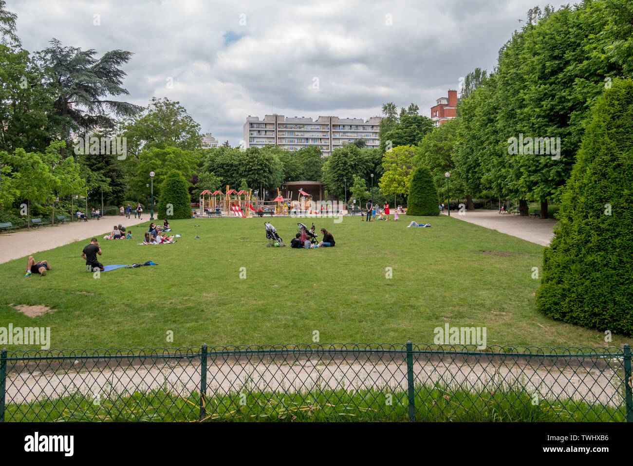 Parigi, Francia - 31 Maggio 2019: il Sarah Bernhardt Square a Parigi Francia. Foto Stock