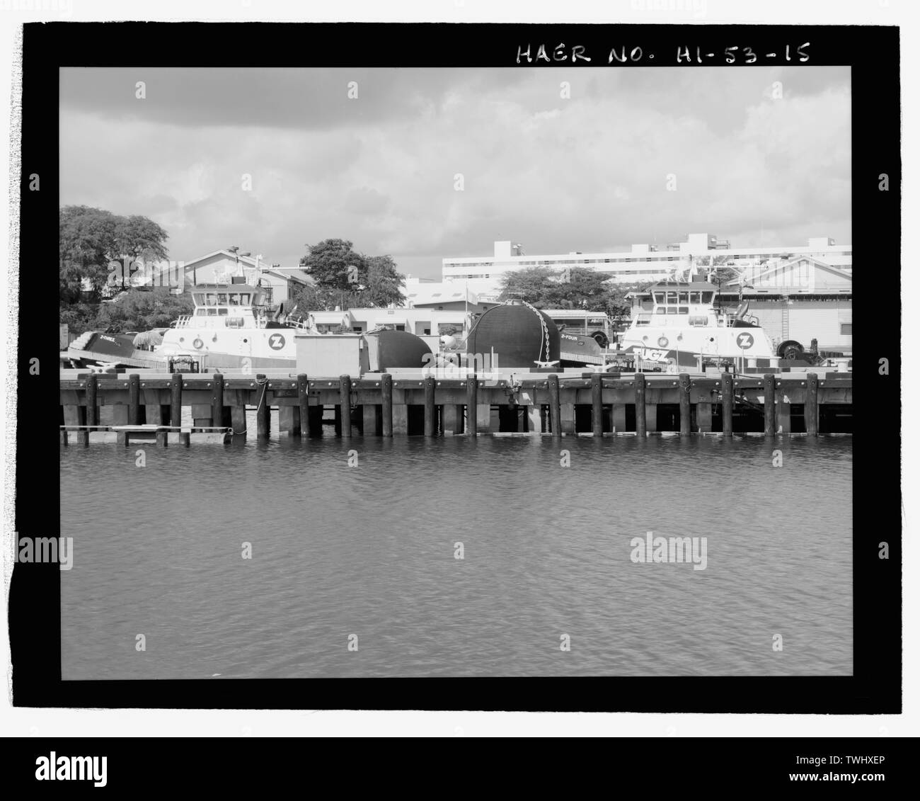Lato del molo S17-S18, come si vede dal pontile S15-S16. Vista rivolta verso ovest-nord-ovest. - Stati Uniti Base Navale, Pearl Harbor, Waterfront Facilities, varie località in base, Pearl City, Honolulu County, HI Foto Stock