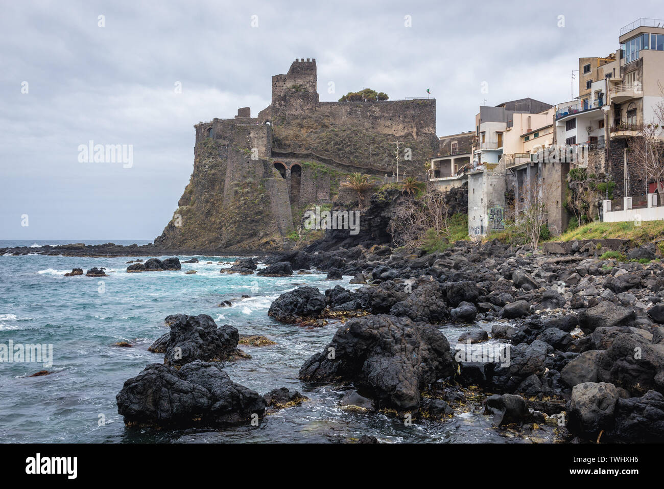 Castello normanno di Aci Castello comune nella città metropolitana di Catania sulla isola di Sicilia in Italia Foto Stock