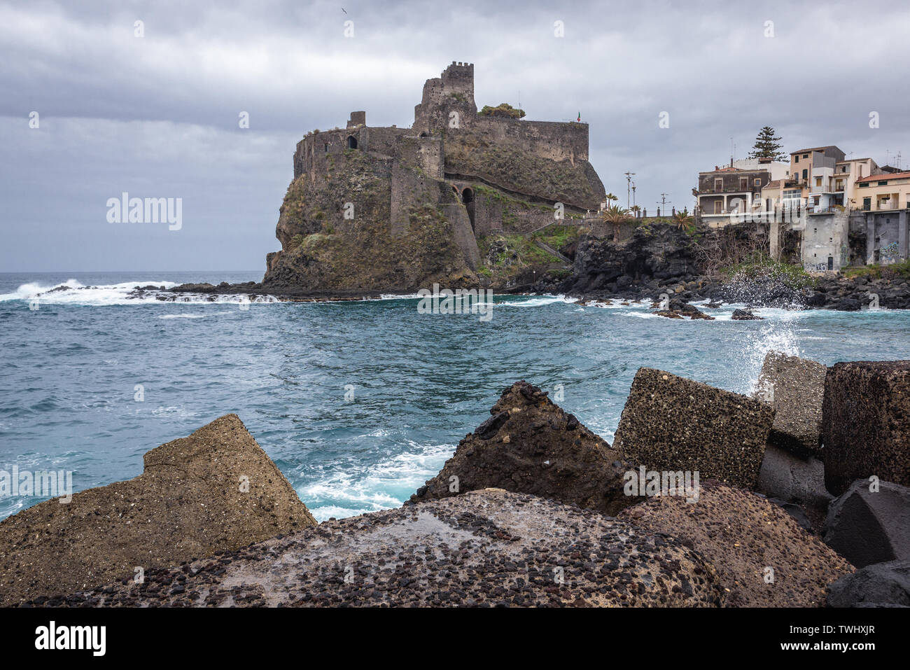 Castello normanno di Aci Castello comune nella città metropolitana di Catania sulla isola di Sicilia in Italia Foto Stock