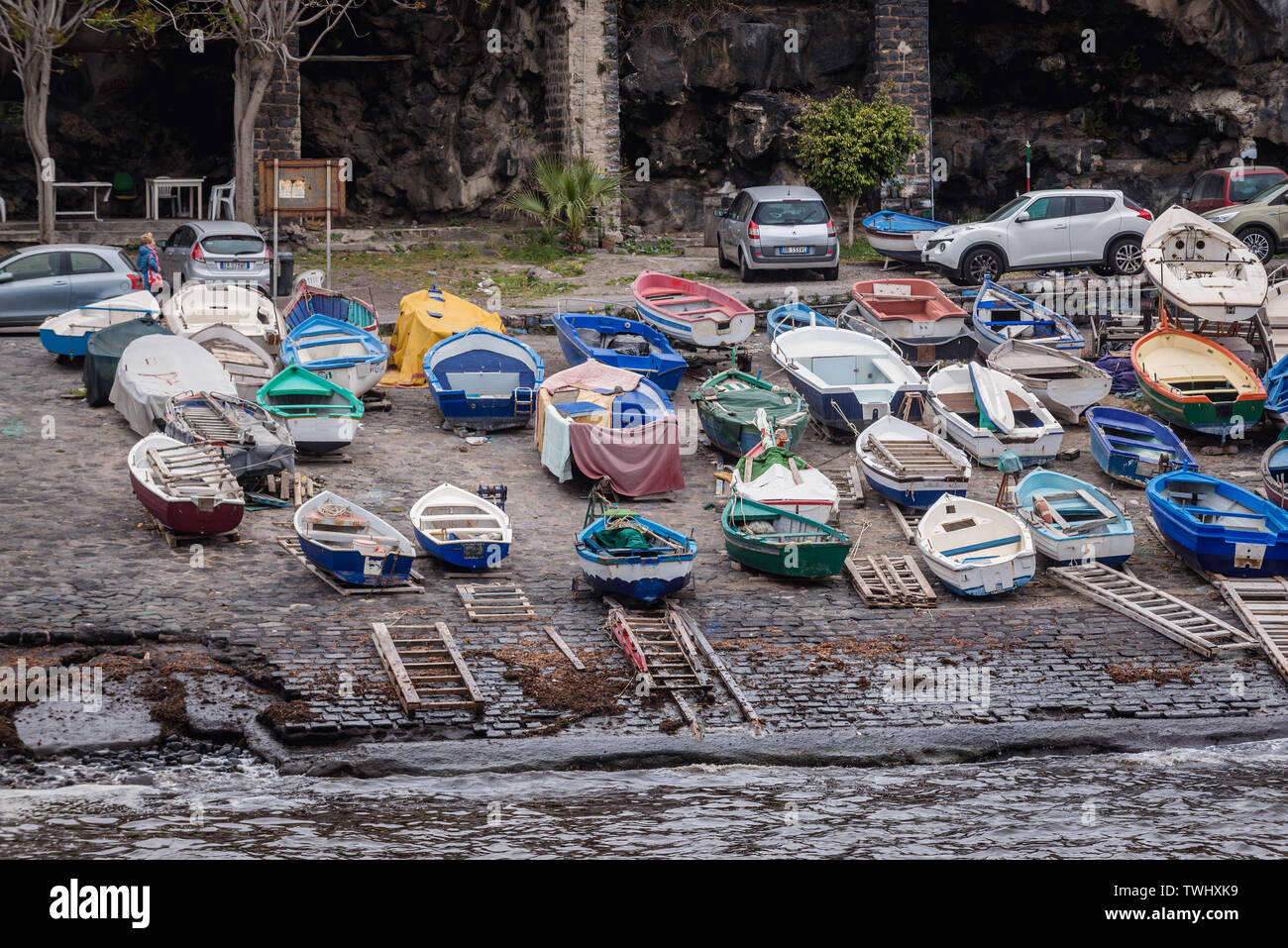 Piccole barche di pescatori sulla costa di Aci Castello comune nella città metropolitana di Catania sulla isola di Sicilia in Italia Foto Stock