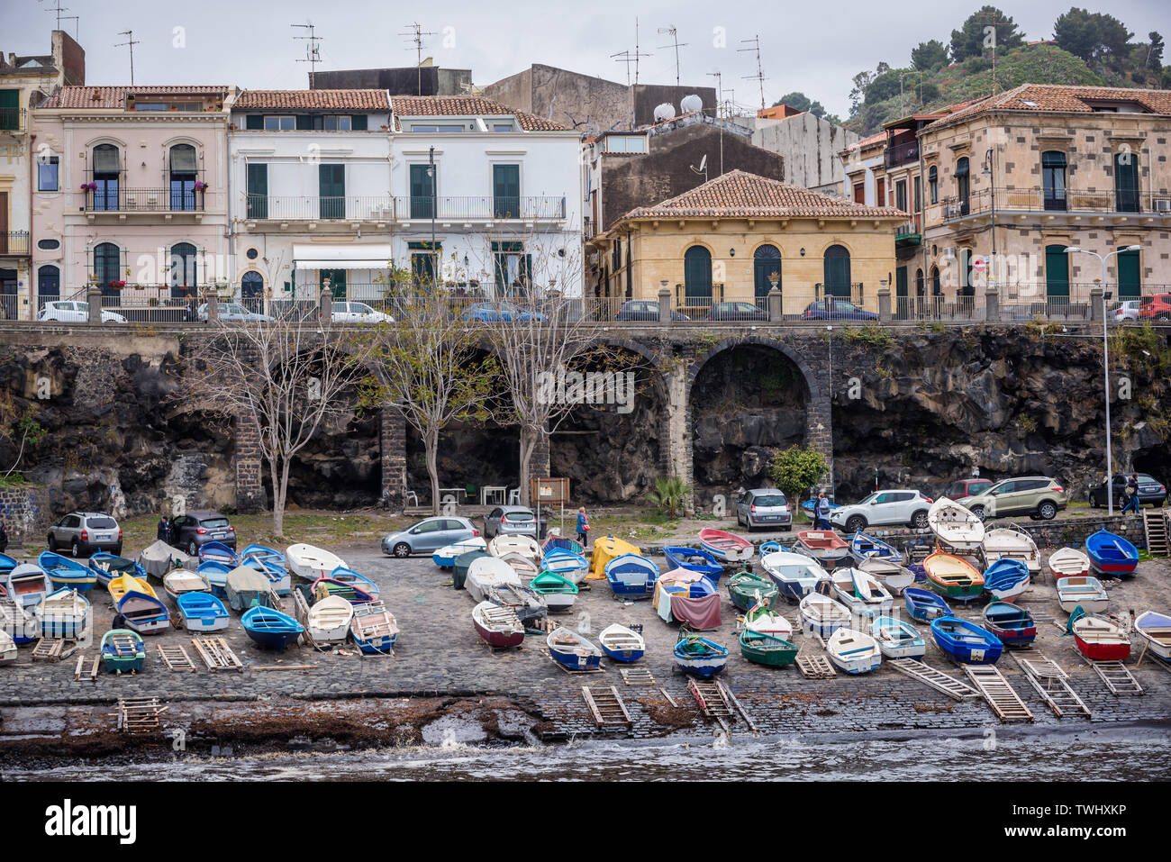 Barche su una costa di Aci Castello comune nella città metropolitana di Catania sulla isola di Sicilia in Italia Foto Stock