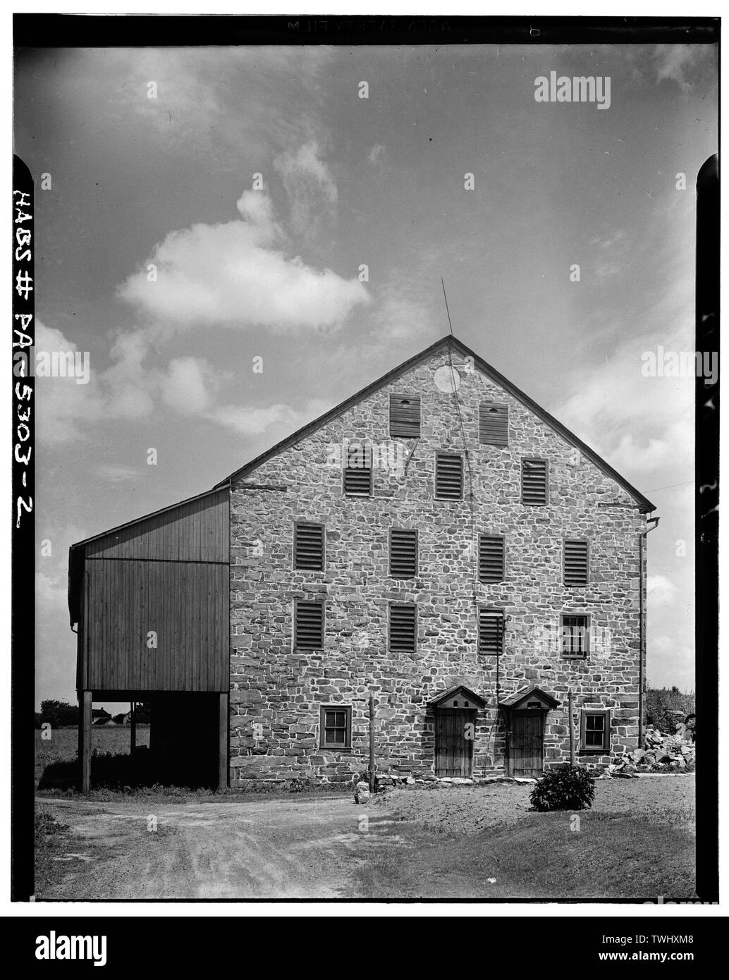 Vista laterale. Nota FOREBAY LEGNO - John Adam Singmaster Granaio, membro Route 100, Macungie, Lehigh County, PA Foto Stock