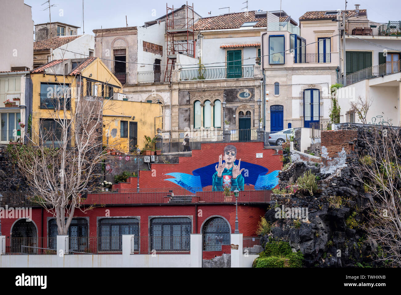 Case a Aci Castello comune nella città metropolitana di Catania sulla isola di Sicilia in Italia Foto Stock