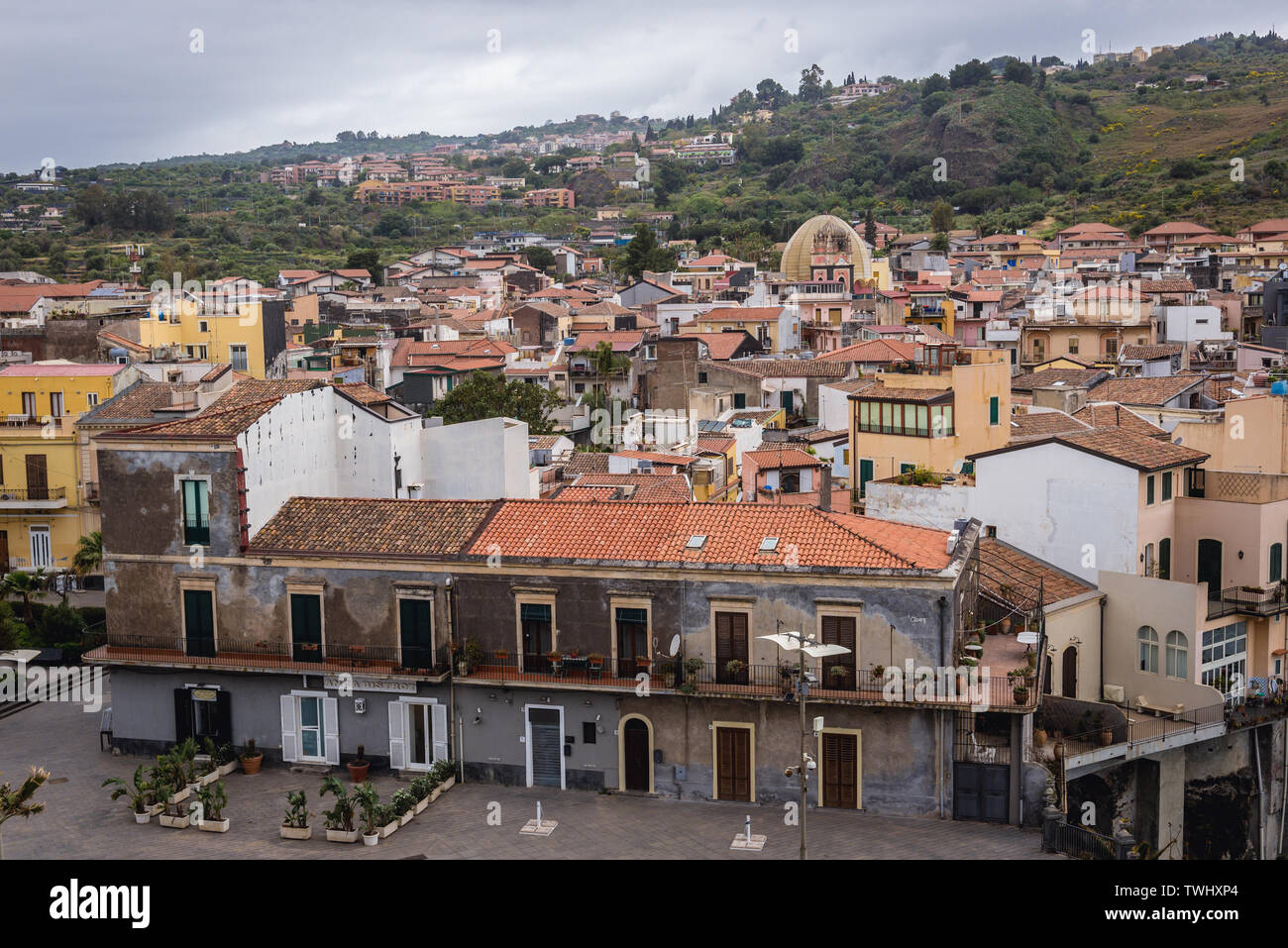Vista aerea dal castello di Aci Castello comune nella città metropolitana di Catania sulla isola di Sicilia in Italia Foto Stock
