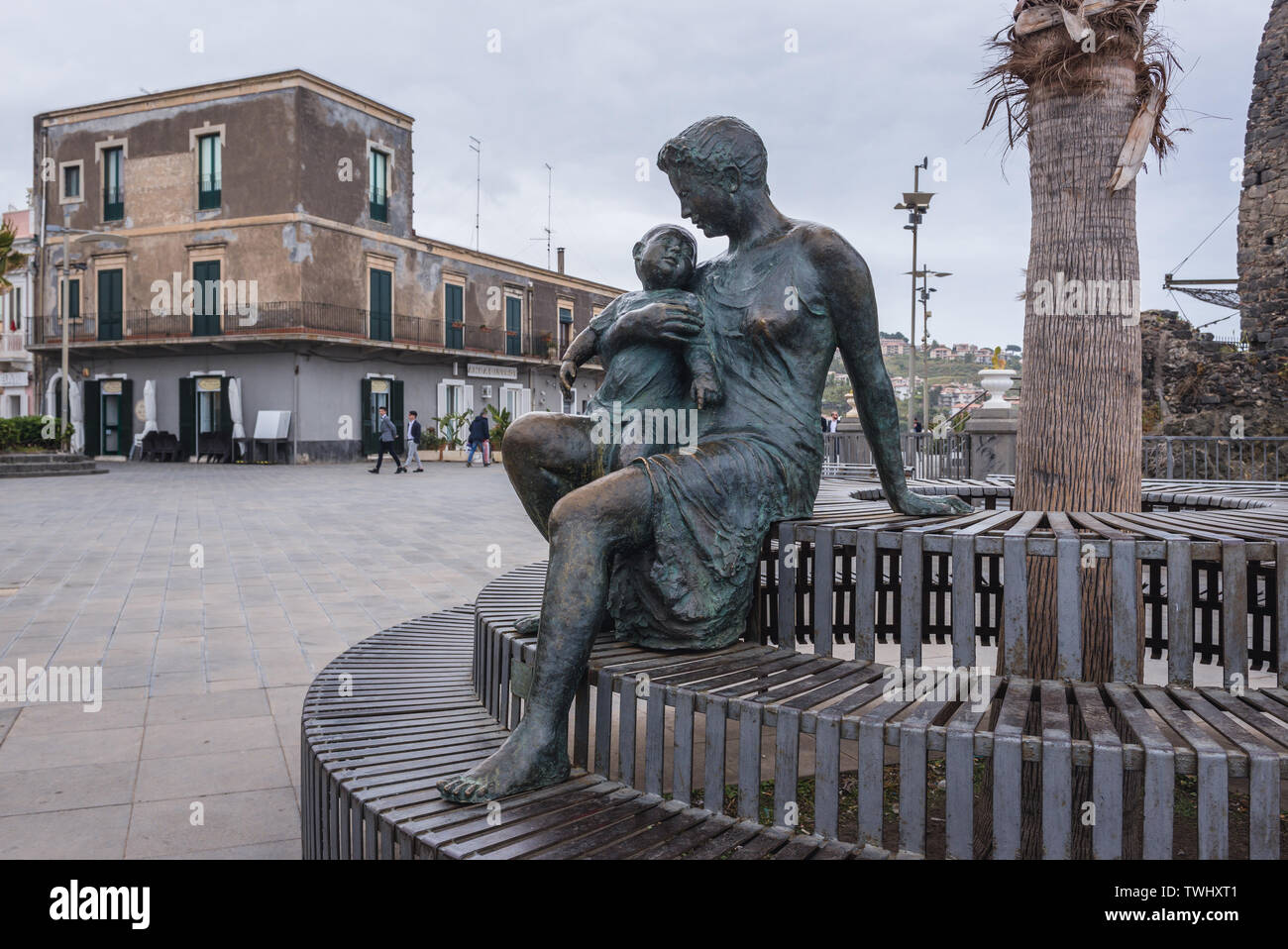 Madre e figlio scultpure sulla piazza del Castello di Aci Castello comune nella città metropolitana di Catania sulla isola di Sicilia in Italia Foto Stock
