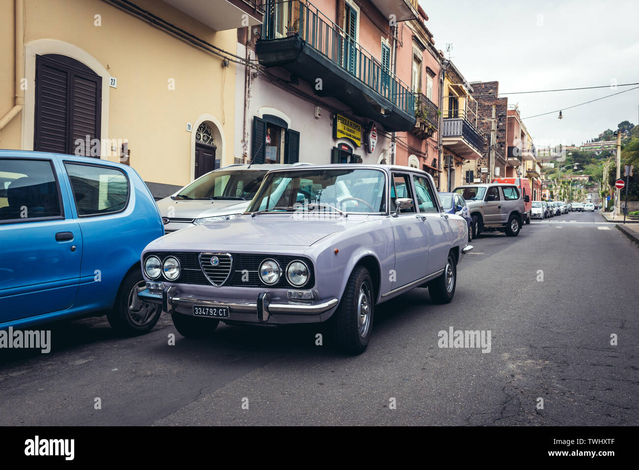 Alfa Romeo 1750 Berlina auto in Aci Castello comune nella città metropolitana di Catania sulla isola di Sicilia in Italia Foto Stock