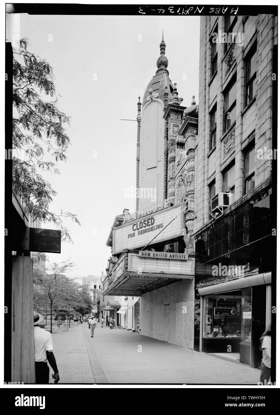 Vista laterale del west (anteriore) di elevazione, da sud - Loew's Theatre, 625 South Fourth Street, Louisville, Jefferson county, KY; Eberson, John; Atlas intonaco e acciaio azienda; J.F. Wagner Figli della società; Frey plananti Mill Company Foto Stock