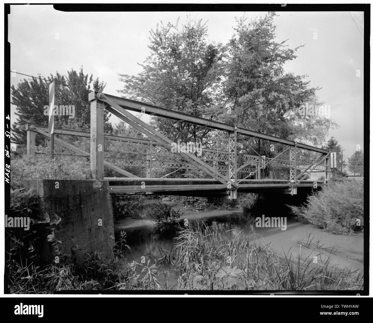 Vista laterale, guardando a nord-est, che mostra tutta la struttura reticolare, spalle e streaming - Town Creek truss-gamba letto bridge spanning Town Creek a County Route 82, Van Wert, Van Wert County, OH Foto Stock