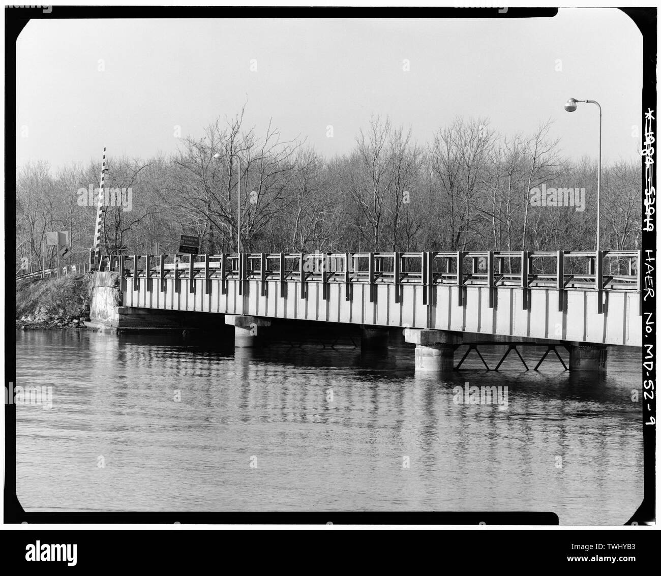 Vista laterale, guardando a nord-est di tratte fisso, settentrionale battuta, calcestruzzo piloni circolari con barriere di ghiaccio visto dal parafango WEST END (adottate nel gennaio 1984) - Sharptown bridge spanning Nanticoke River, State Route 313, Sharptown, Wicomico County, MD; prezzo, Jesse Dashiell; Maryland Strade Statali Commissione; Roanoke Ferro e società ponte; Yearby, Jean P; Barrett, William e Foto Stock
