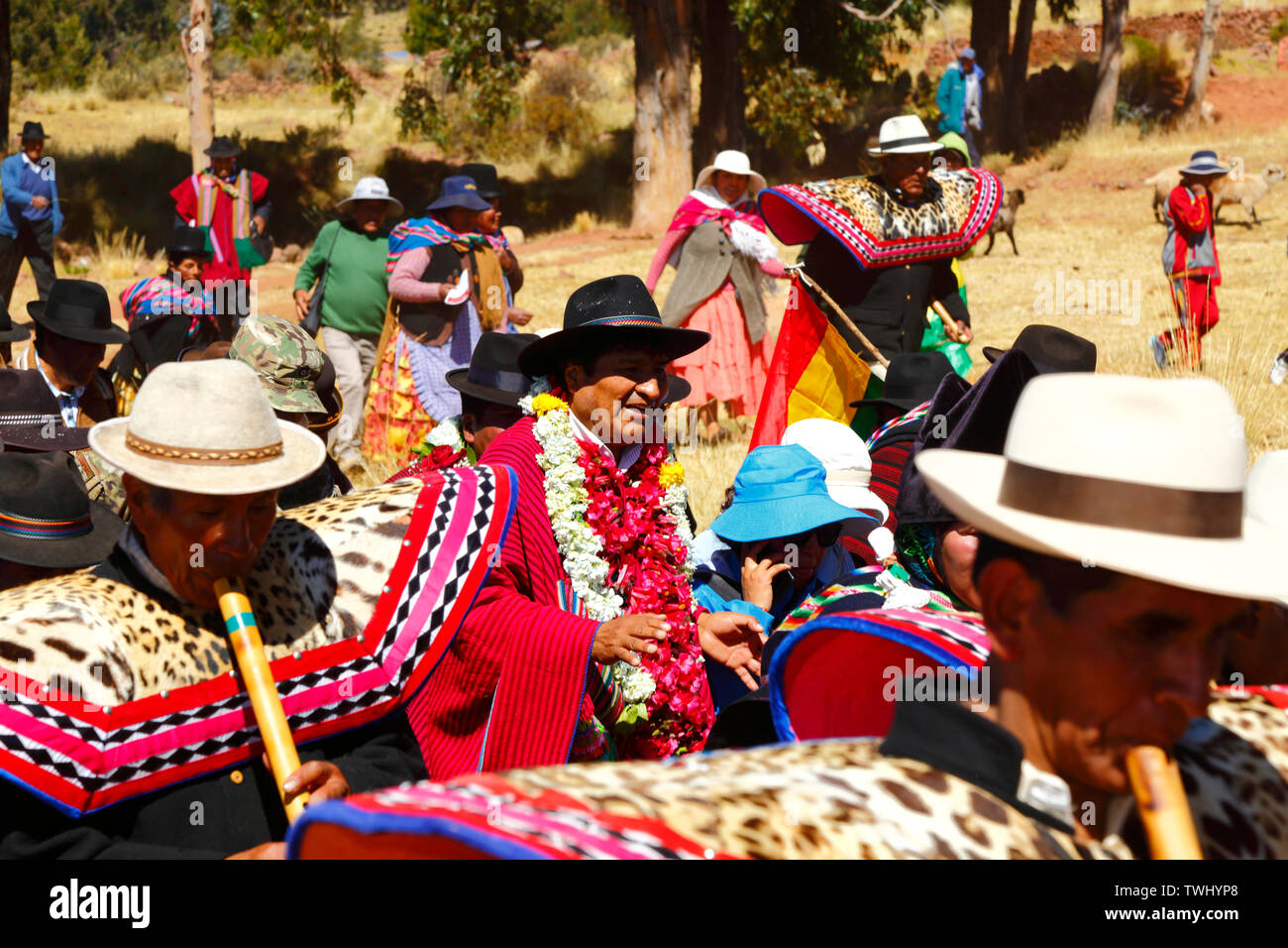 Bolivia XX Giugno 2019: Quena quena musicisti accompagnano il presidente boliviano Evo Morales Ayma (centro) come egli conduce un International escursione lungo una sezione del Qhapaq Ñan Inca strada vicino a Desaguadero. La manifestazione è stata organizzata dal Ministero della Cultura e Turismo per promuovere il turismo e la Bolivia il culture indigene. Foto Stock