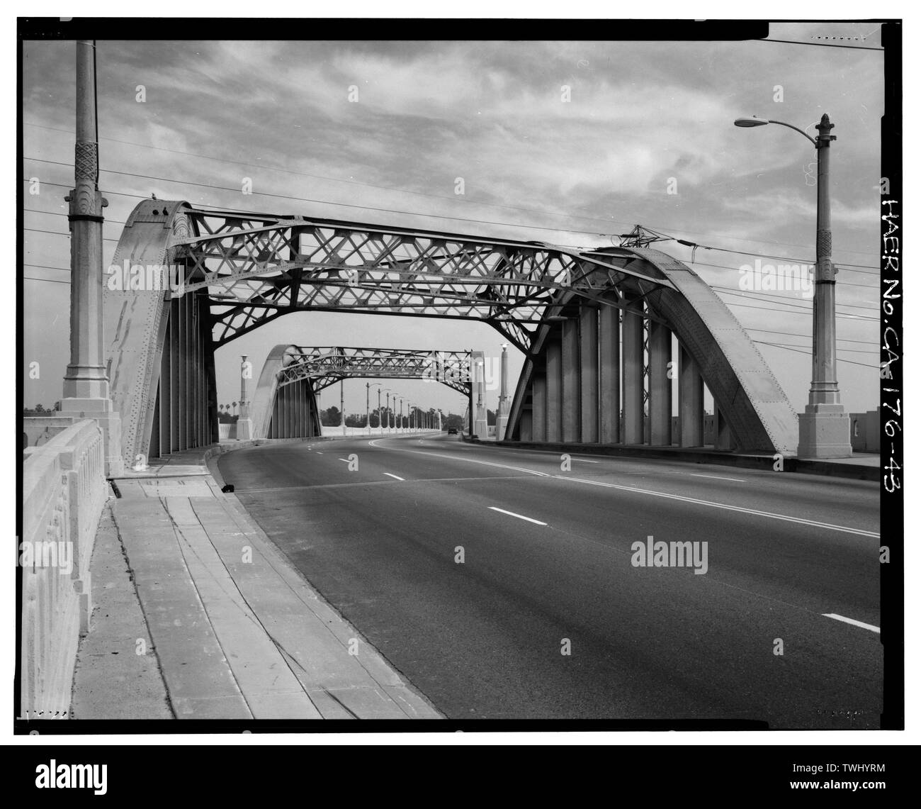 Il marciapiede e di archi e di dettaglio, rivolta a est. - Sesto Street Bridge Spanning 101 Freeway a Sesto Street, Los Angeles, nella contea di Los Angeles, CA Foto Stock