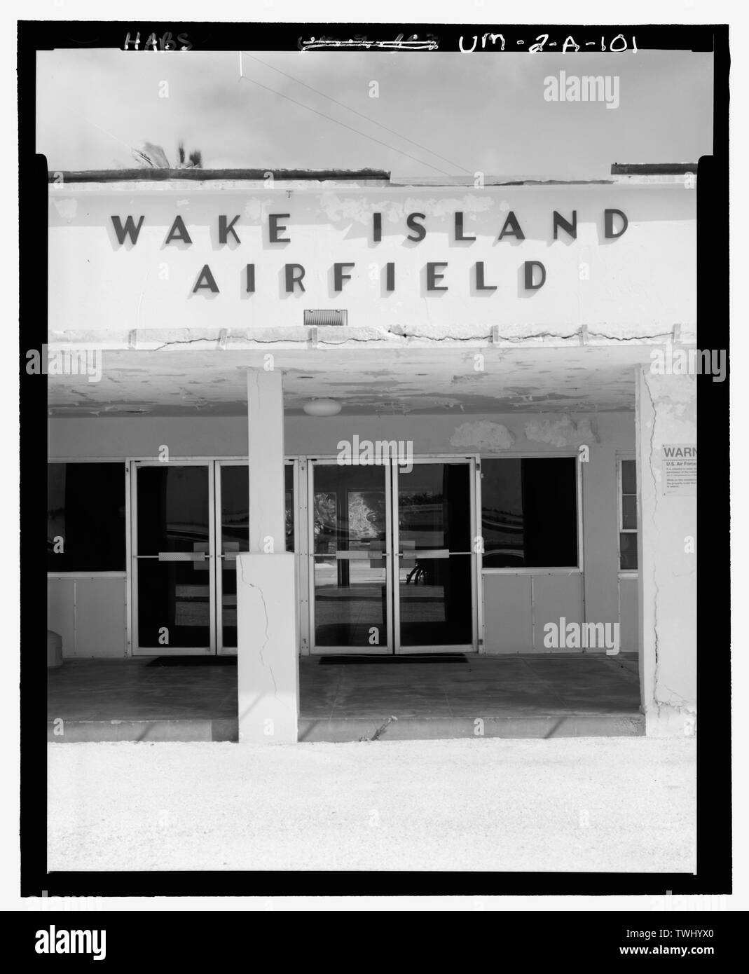 Segno sul lato ovest del palazzo sopra lanai (E-147;Wake Island AIRFIELDand-148;) guardando verso est (01-03-2008) - Isola Wake Airfield, Edificio Terminal, lato ovest di scia Avenue, isola Wake, isola Wake, UM Foto Stock