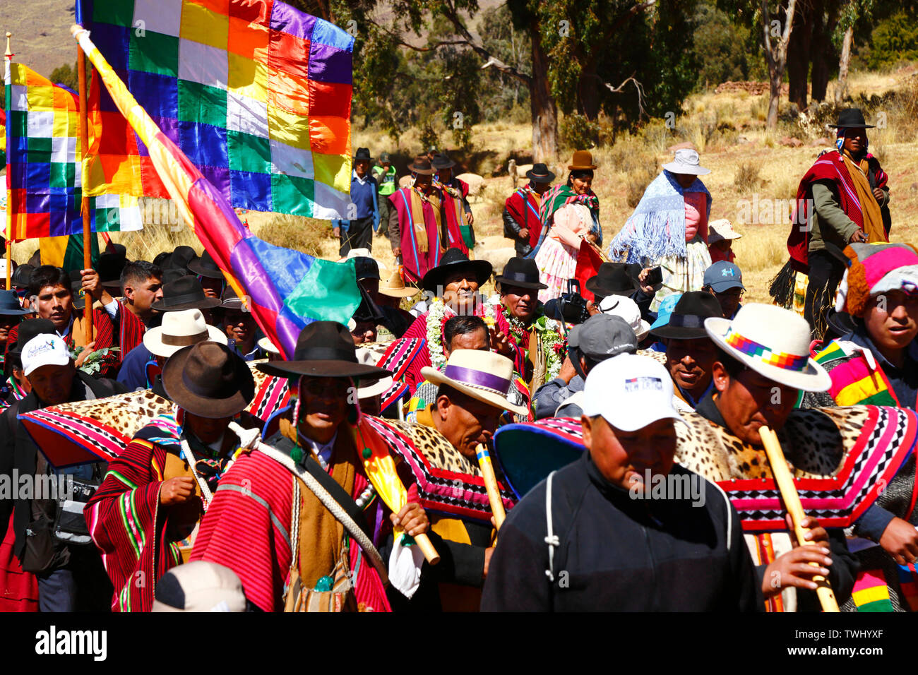 Bolivia XX Giugno 2019: Quena quena musicisti accompagnano il presidente boliviano Evo Morales Ayma (centro) come egli conduce un International escursione lungo una sezione del Qhapaq Ñan Inca strada vicino a Desaguadero. La manifestazione è stata organizzata dal Ministero della Cultura e Turismo per promuovere il turismo e la Bolivia il culture indigene. Foto Stock