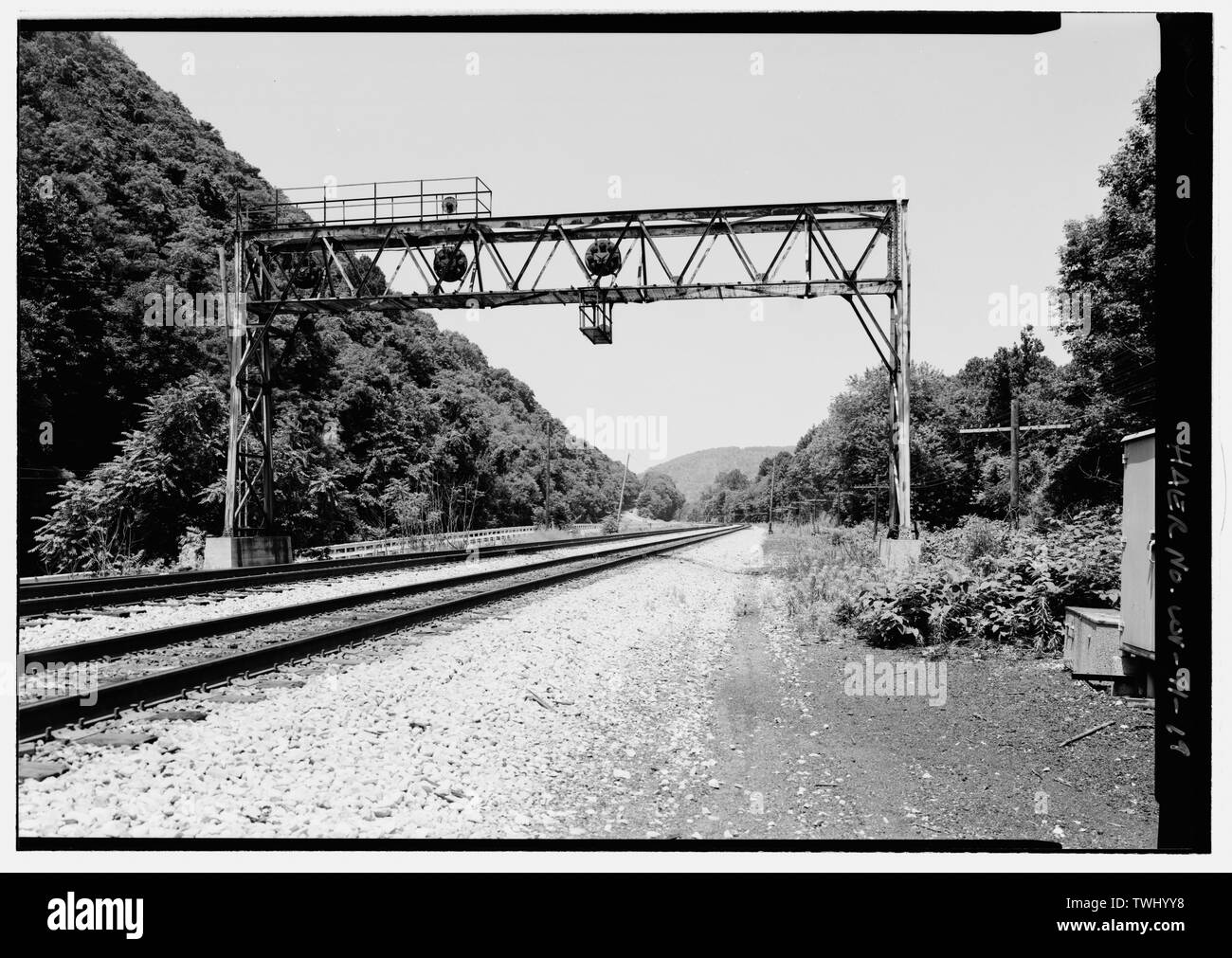 Ponte di segnale a ovest della torre A MILEPOST 203,2, guardando ad ovest, attrezzato con BandO COLOR-posizione-SEGNALE LUMINOSO TESTE PER I TRENI verso est. - Baltimore e Ohio Railroad, torre Z, Statale Route 46, Keyser, minerale County, WV Foto Stock