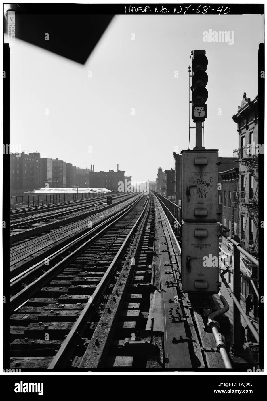 Il segnale 5874T, Southbound per via locale, vista generale sud al di sopra di 169TH ST. - Interborough Rapid Transit Company, la Terza Avenue linea sopraelevata, Borough del Bronx, New York New York County, NY Foto Stock