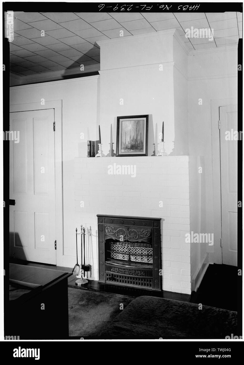 Semplice caminetto in mattoni con una griglia a gas - STATI UNITI Naval Air Station, gli alti ufficiali dei quartieri, Pensacola, Escambia County, FL Foto Stock