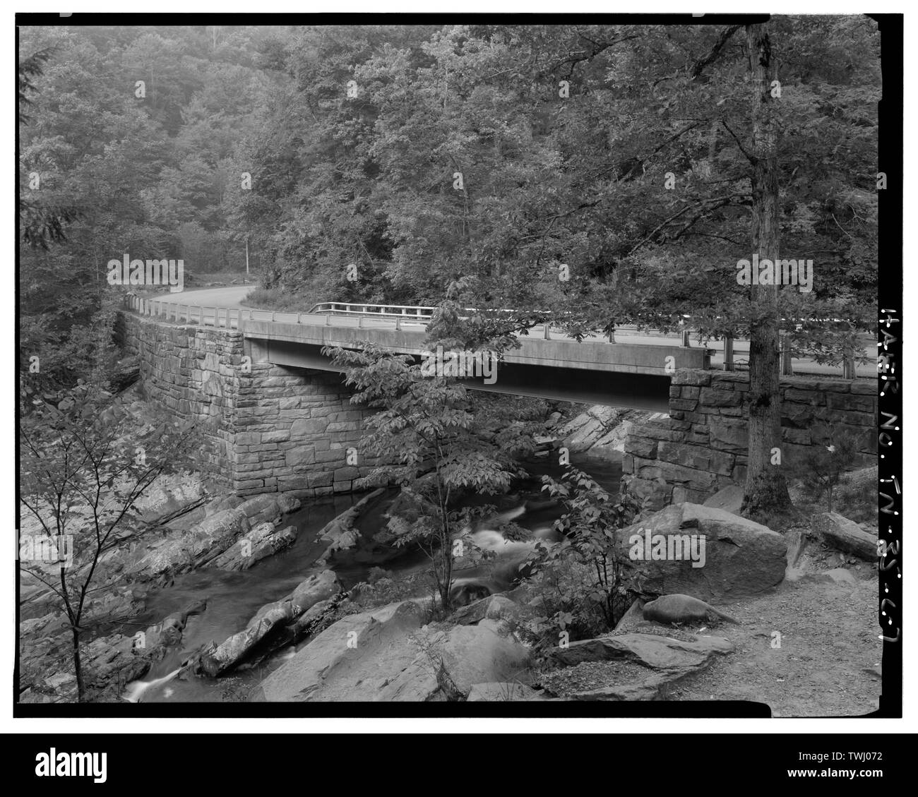 Lavelli ponte dalla zona di parcheggio cercando SW. - Parco Nazionale di Great Smoky Mountains strade e ponti, Little River Road, tra Sugarlands Visitor Center e Townsend Wye, Gatlinburg, Sevier County, TN; Bureau di strade pubbliche; piccolo fiume legname Azienda; Eakin, J Ross; Troitino e marrone; Gatlinburg Società di costruzioni; Harrison Società di costruzioni; F e E COSTRUZIONE; Blalock e figli; Lupyak, Edward, campo team responsabile del progetto; Quin, Richard, project manager; Croteau, Todd, project manager; Great Smoky Mountains National Park, sponsor; Parco Nazionale di strade di servizio e Parkway Programma, spo Foto Stock