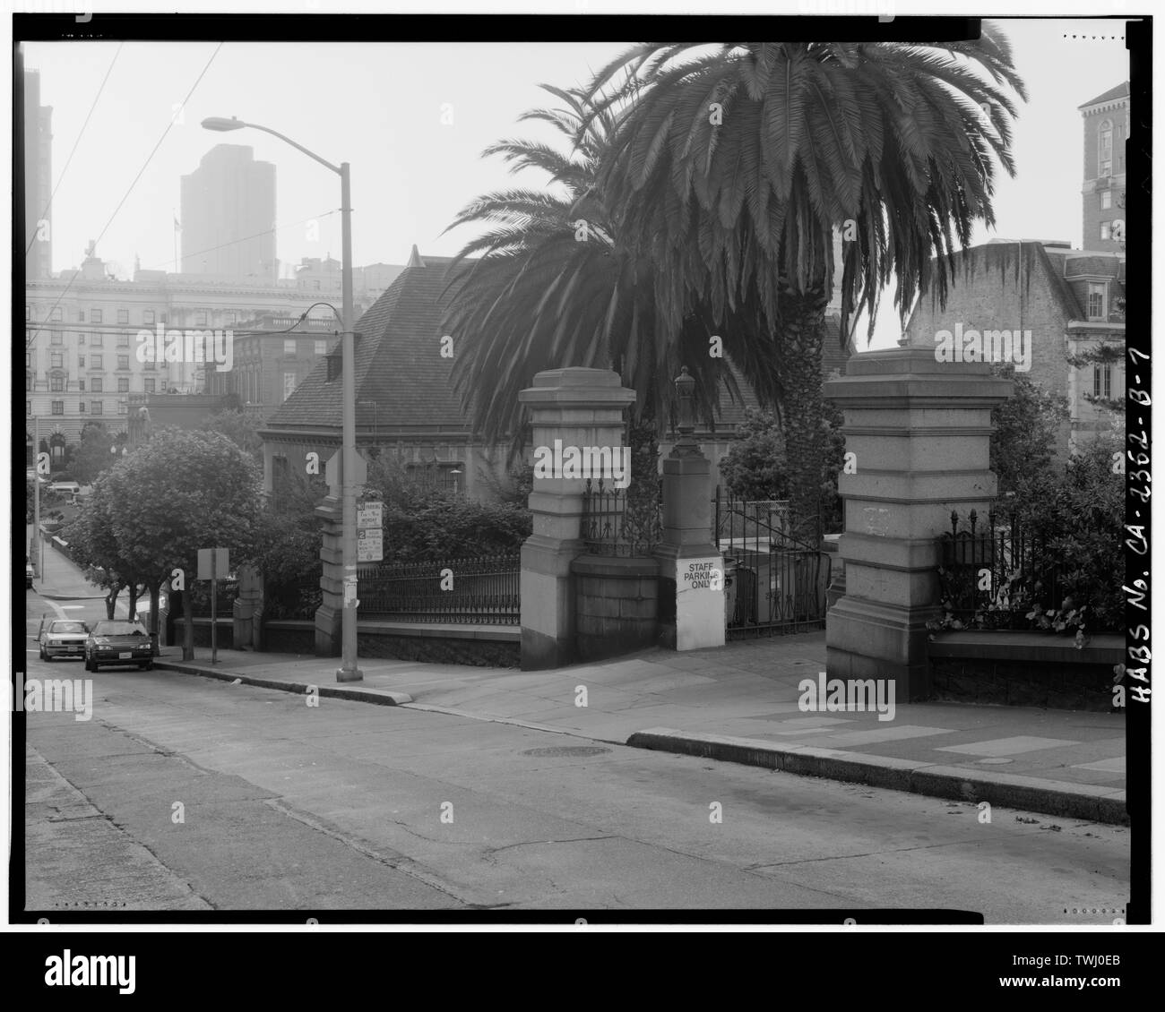 Sacramento Street gate e tralicci, contestuale vista da nord-ovest - Cattedrale di Grace, Crocker recinzione lungo Taylor e strade di Sacramento, San Francisco, San Francisco County, CA Foto Stock