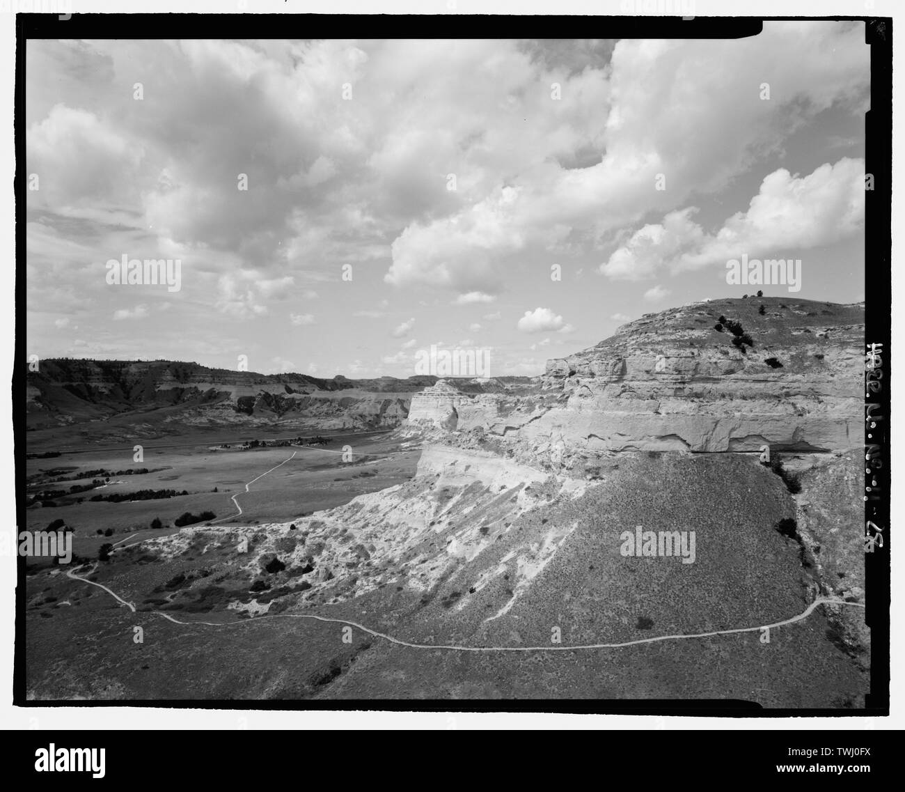 Sella Rock Trail, vista dal tunnel verso centro visitatori. Visualizza SW. - Scotts Bluff Summit Road, Gering, Scotts Bluff County, NE Foto Stock