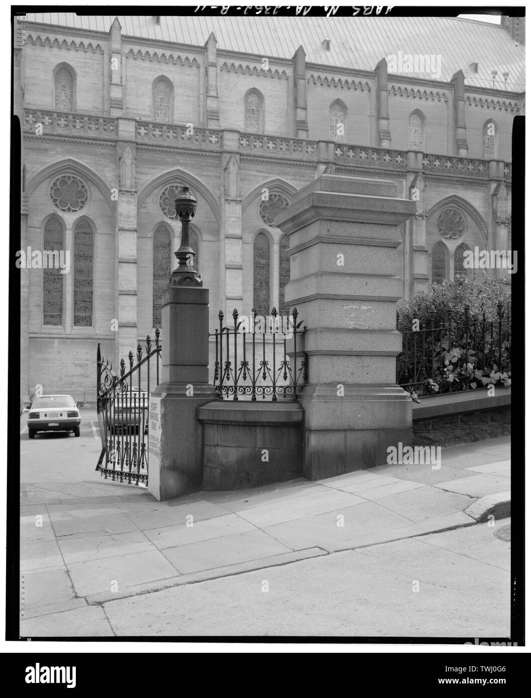 Sacramento Street gate, vista prospettica da sud-ovest (dall'interno recinto) - Cattedrale di Grace, Crocker recinzione lungo Taylor e strade di Sacramento, San Francisco, San Francisco County, CA Foto Stock