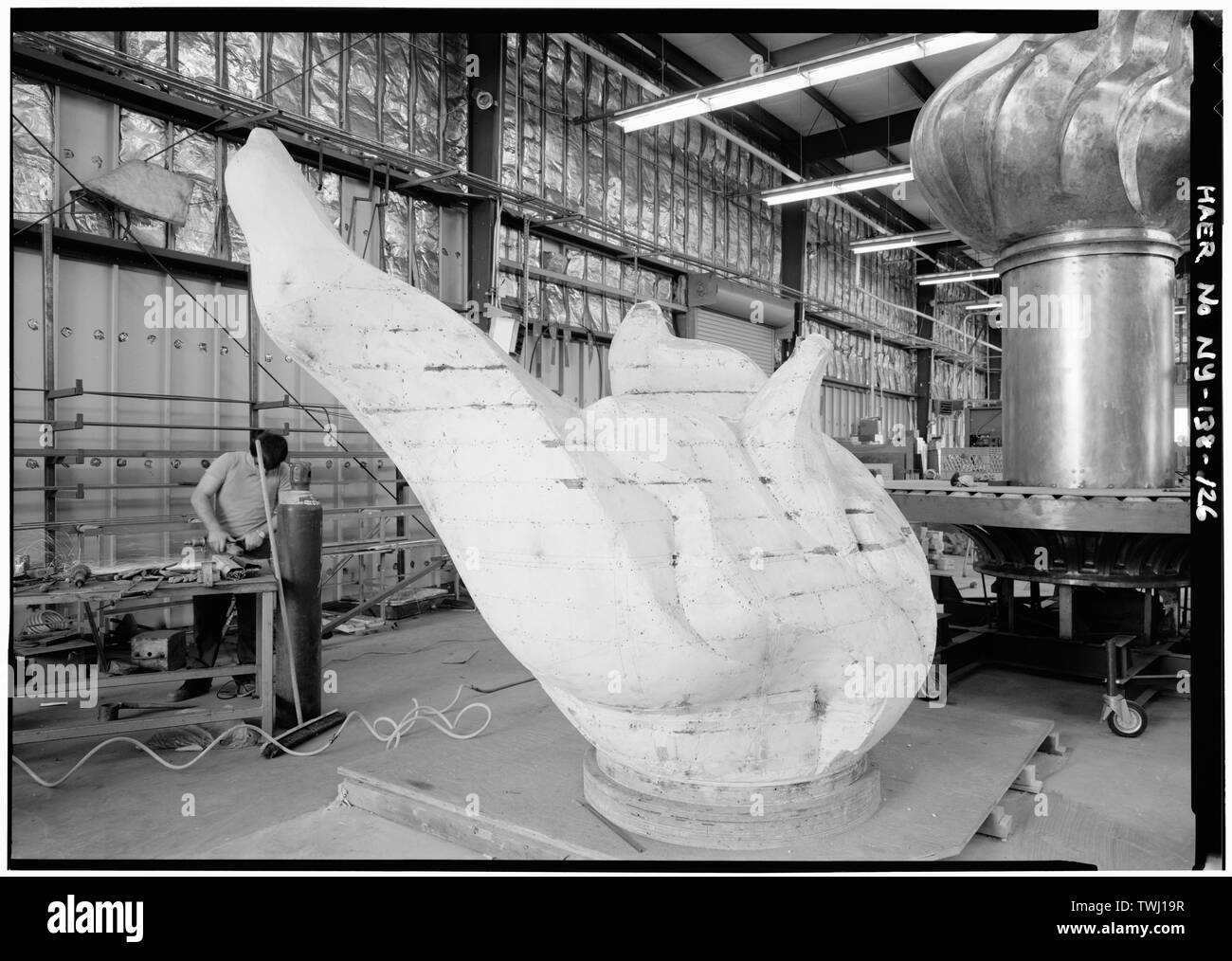 Stesso modello più tardi che mostra gli effetti di utilizzare per la realizzazione di stampi per la fabbricazione finale di torcia, 14 Ottobre 1985 - la Statua della Libertà, Liberty Island e Manhattan, New York New York County, NY Foto Stock
