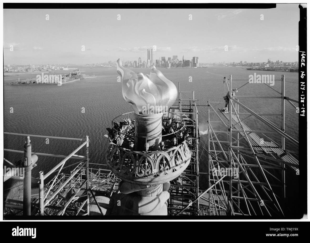 Stessa vista come NY-138-193, composizione orizzontale, Dicembre 17, 1985 - Statua della Libertà, Liberty Island e Manhattan, New York New York County, NY Foto Stock