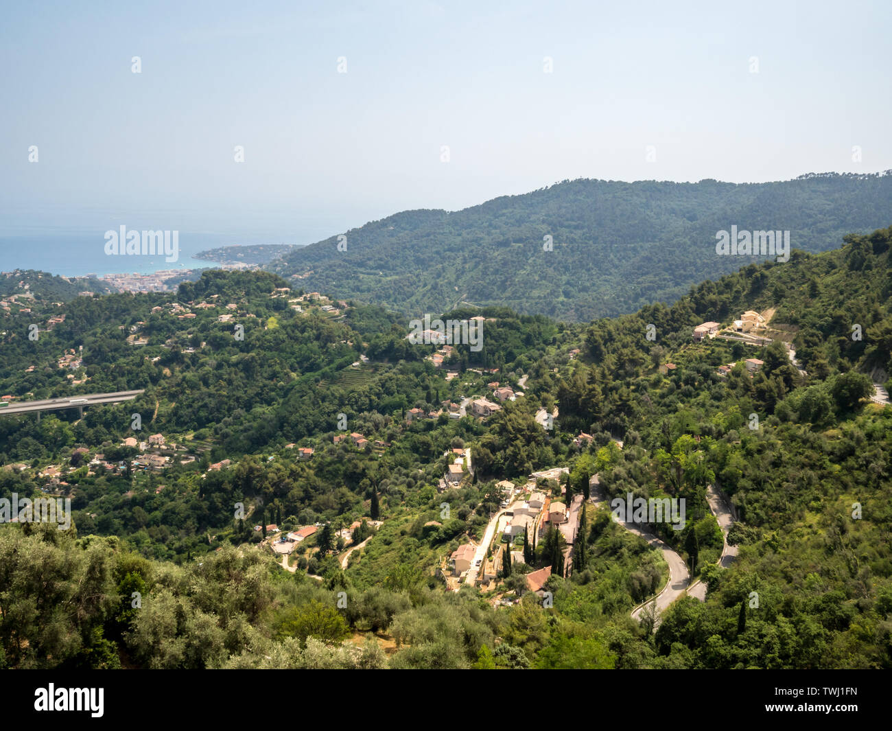 Vista sul Mar Mediterraneo e sulla costa da sainte agnes in Costa Azzurra in estate Foto Stock
