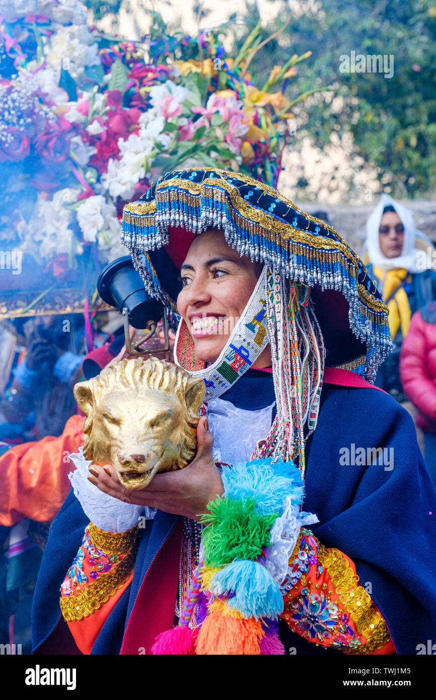 Processione del festival di Choquekillka. Donna che porta Señor de Choquekillka immagine, Peruviana Valle Sacra della città Incas di Ollantaytambo, Perù. Foto Stock
