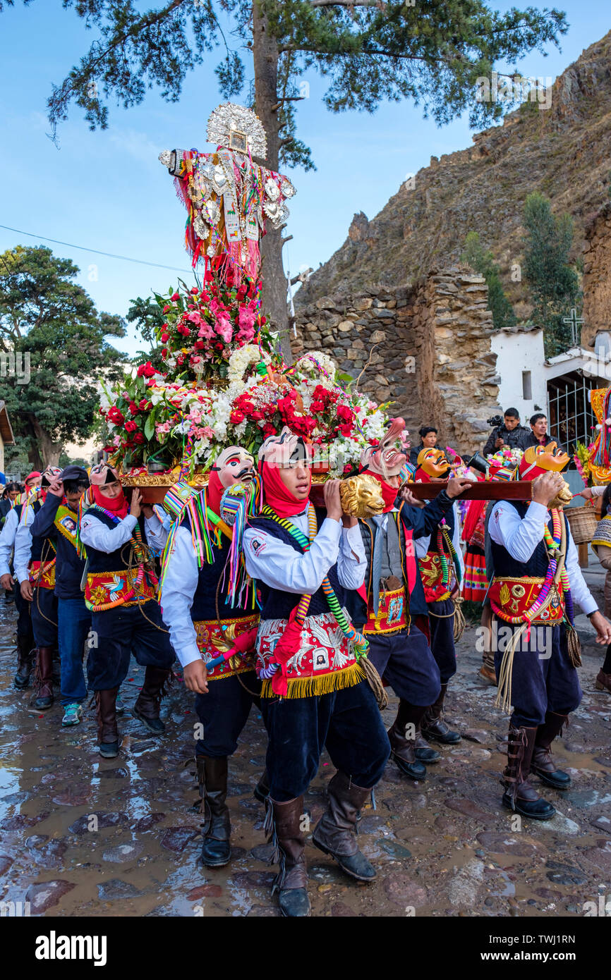 Religione del Perù, processione del festival di Choquekillka. Uomini che portano Señor de Choquekillka croce, Peruviano Valle Sacra degli Incas, Ollantaytambo, Perù Foto Stock