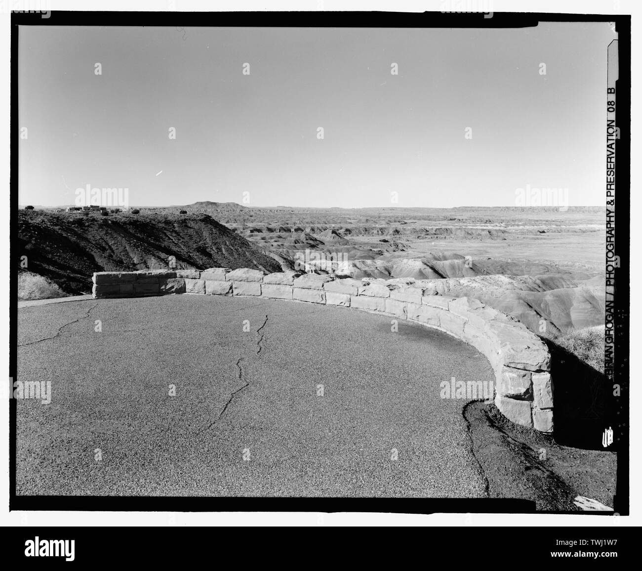 Parete di arenaria a punto Tawa scenic si affacciano. Nota Painted Desert Inn nella parte posteriore sinistra. Cerca NW. - Parco Nazionale della Foresta Pietrificata di strade e ponti, Holbrook, Navajo County, AZ Foto Stock